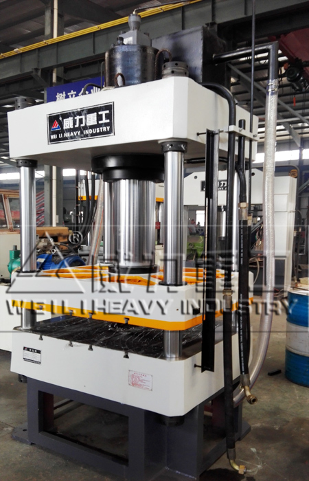 200噸快速三梁四柱液壓機車間現(xiàn)貨供應(yīng)臺面1000x1000