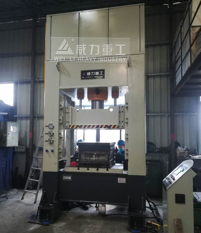 200噸框架式液壓機(jī)客戶現(xiàn)場(chǎng)展示