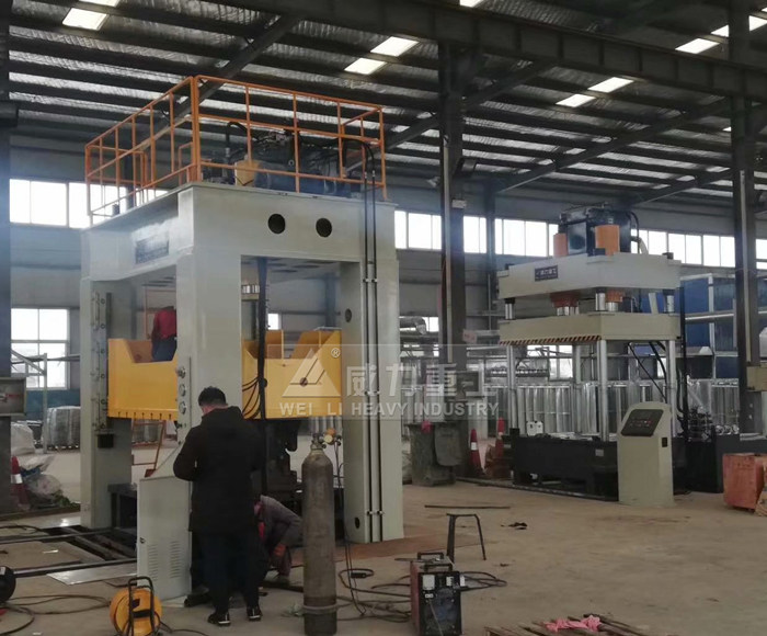 315噸框架式液壓機(jī)安裝現(xiàn)場(chǎng)