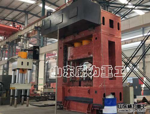 1250噸框架式液壓機(jī)加工過(guò)程2