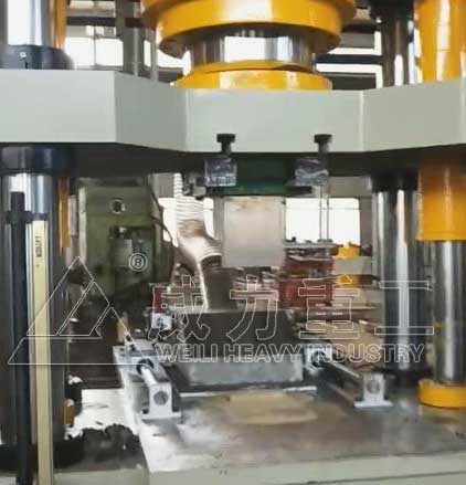 陶瓷粉末成型液壓機加工現(xiàn)場