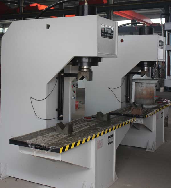 加長(zhǎng)工作臺(tái)的校直液壓機(jī)