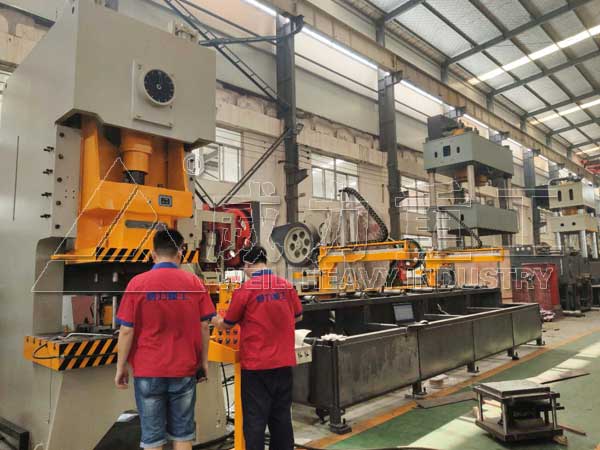 氣動沖床組成的錨桿托盤生產(chǎn)線