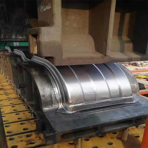 半掛車(chē)擋泥板生產(chǎn)加工現(xiàn)場(chǎng)