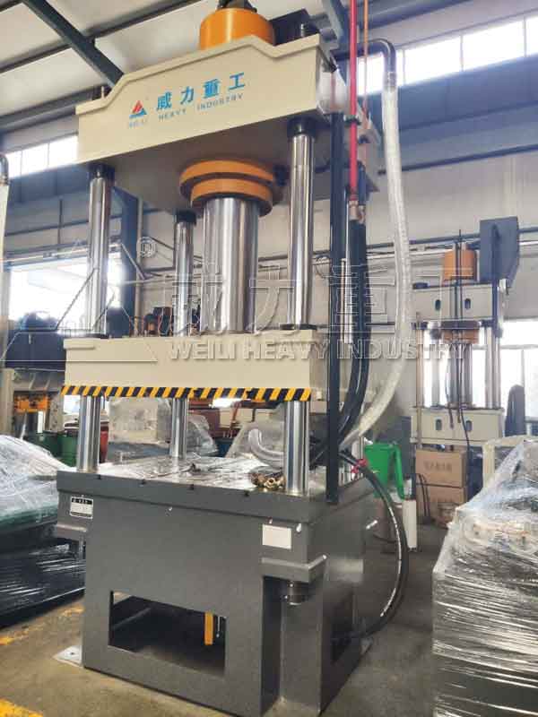 315噸汽車內(nèi)置水箱蓋板拉伸成型液壓機