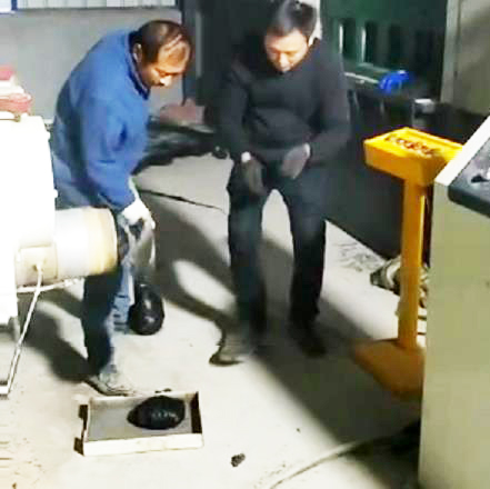 擠出機(jī)擠出團(tuán)狀塑料